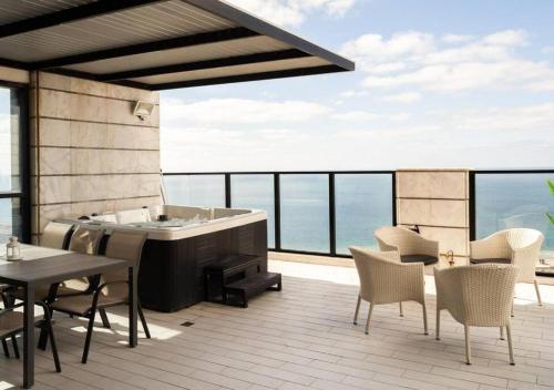 Luxury Penthouse w Jacuzzi & Sea View l Mamad – khách sạn tại Bat Yam