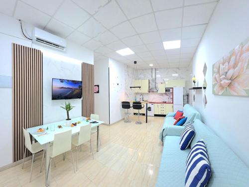 Centro Living 2 Bedroom apartment in the center of Torremolinos by NAMASTE ELITE