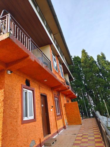 Whispering Pines Farmstay in Lava