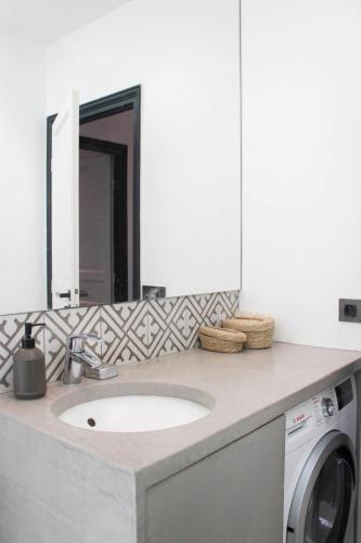 Spacious 74 m apartment near Montmartre - image 3