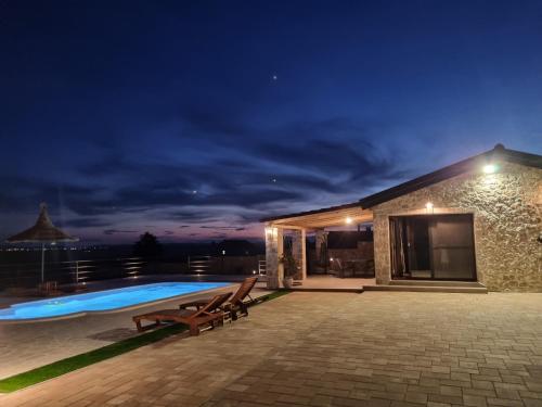 Holiday Home A&M with pool and lakeview – khách sạn tại Vrana