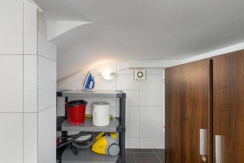 Functional Studio with Parking by Noclegi Renters - image 3