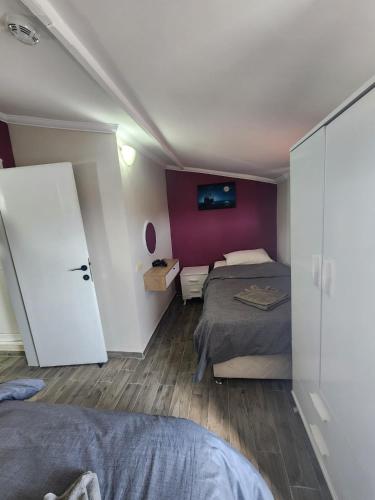 2 twin beds, 1 sofa bed