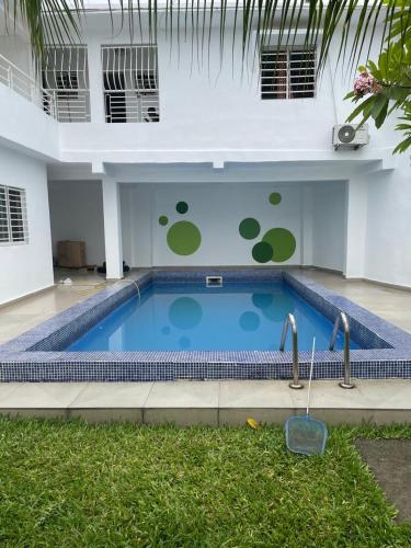 Studio avec Piscine - Cocody Angré Abidjan (Studio avec Piscine - Cocody Angre Abidjan) in อาบิดจัน