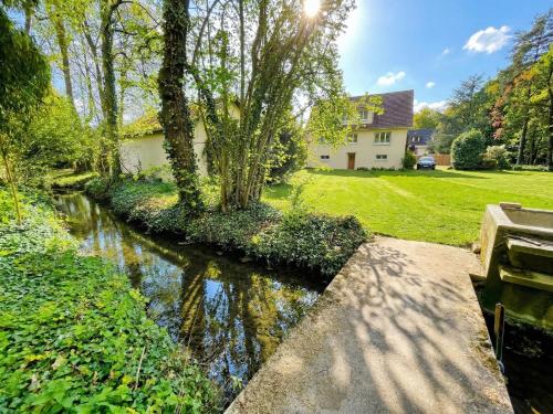 Villa 10-14 guests - 180m2 - private forest - CDG 7min - Disney 20min gîte à louer Claye-Souilly