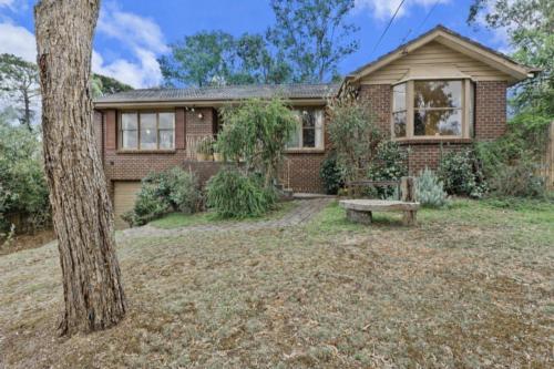 Exterior view, Eltham Greenview Retreat Fireplace Walk to Train in Eltham