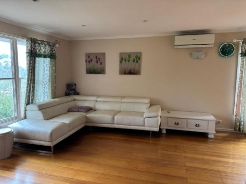 Facilities, Eltham Greenview Retreat Fireplace Walk to Train in Eltham
