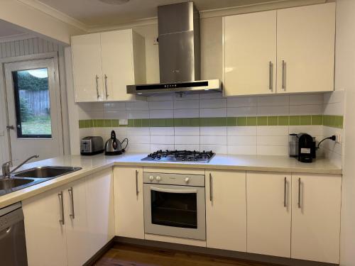 Facilities, Eltham Greenview Retreat Fireplace Walk to Train in Eltham