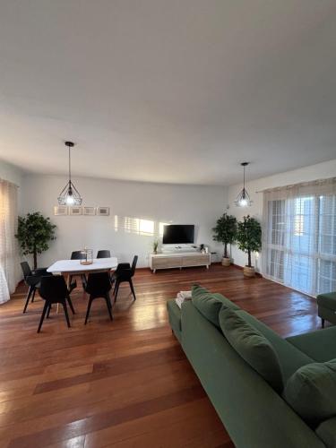 Modern 3BR House with Spacious Outdoor Area in ฟุนคาล