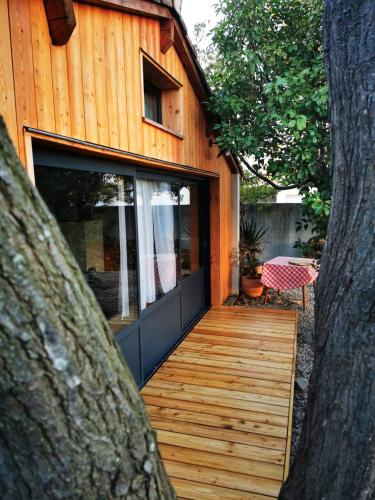 Exterior view, La cabane au fond du jardin in Alco