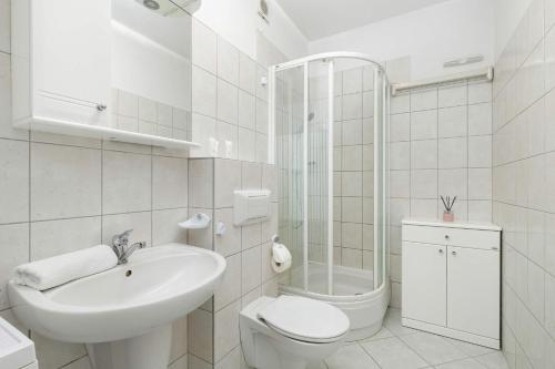 Cozy Apartment Jelitkowski Dwor in Gdansk with Parking by Noclegi Renters - image 3