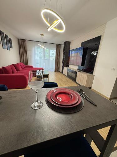 Town Apartments Coresi Mall Area by Glam Story - Parking Option - image 2