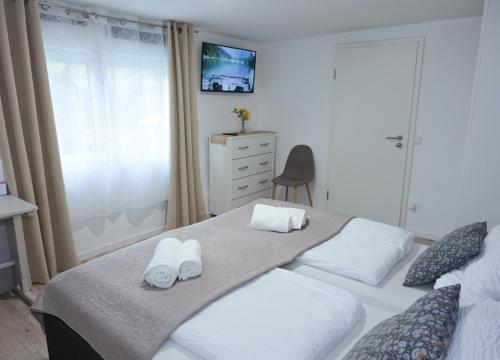 1 king bed, 1 twin bed