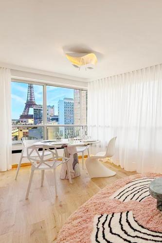 Facilities, Contemporary artist style panoramic EiffelTower AC in Tour Eiffel