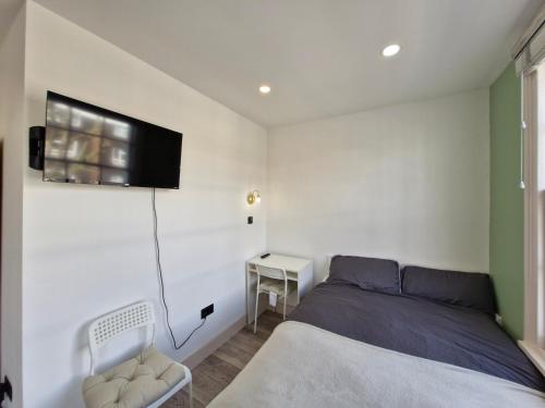 Studio - Transport Links - WiFi - Sleeps 2 - image 7