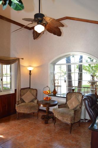 大堂, 雷德蘭茲王朝套房酒店 (Dynasty Suites Redlands) in 雷德蘭茲