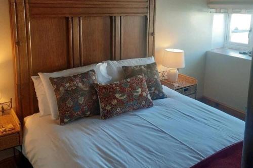 Near Rhosneigr - Sleeps 2 - Pets and Parking in Bryngwran