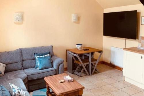 Koplietošanas atpūtas telpa ar TV, Near Rhosneigr - Sleeps 2 - Pets and Parking in Bryngwran
