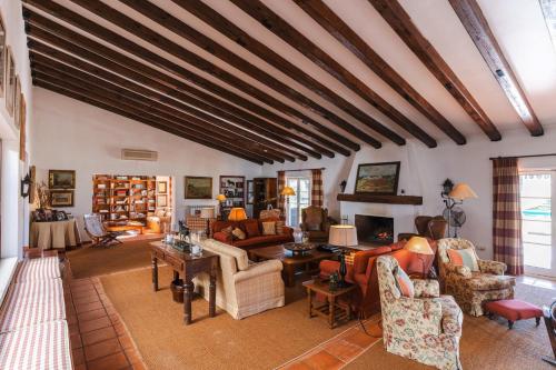 Charming Farm House With Pool in มีนาส โด โลว์ซาล