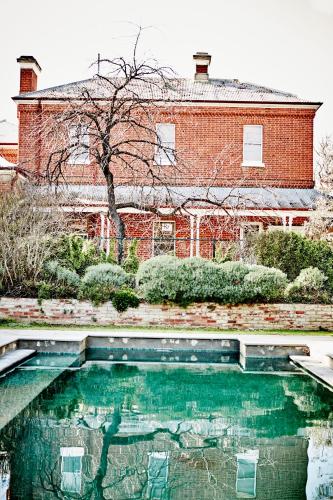 The Grounds Of The Ravenswood Homestead Bed Breakfast In - 