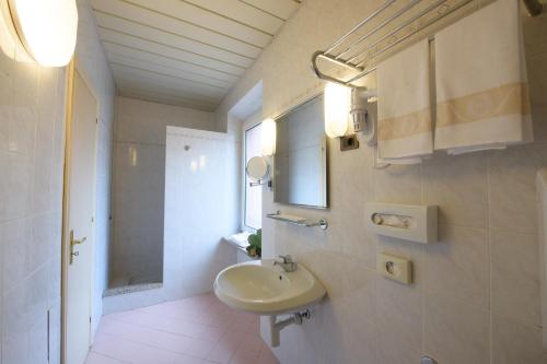 Hotel Button Room Type - Classic Twin Room