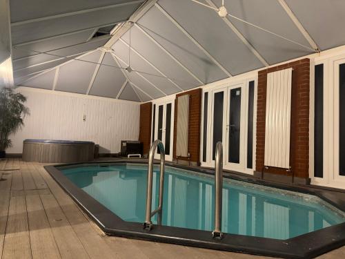 Broadway Pool House with Sauna & Jacuzzi 2