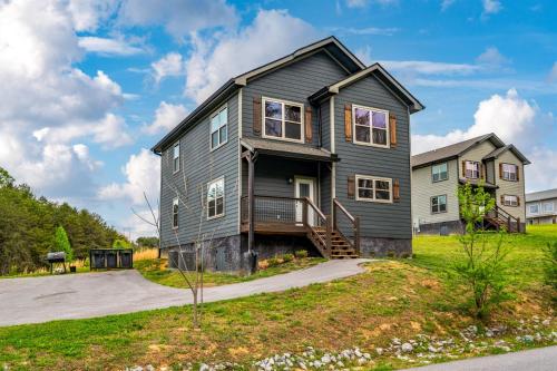 Dog Friendly Smokies Cabin Hot Tub & Arcade in Caton (TN)