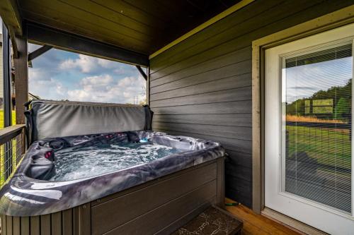 Dog Friendly Smokies Cabin Hot Tub & Arcade in Caton (TN)