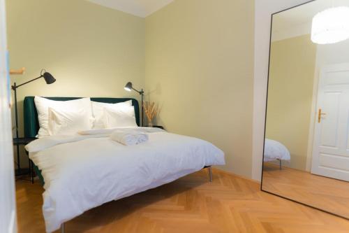 Schonbrunn in 10 min cozy Altbau - image 9