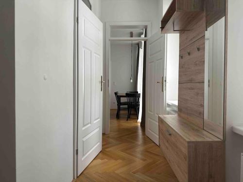 Schonbrunn in 10 min cozy Altbau - image 2