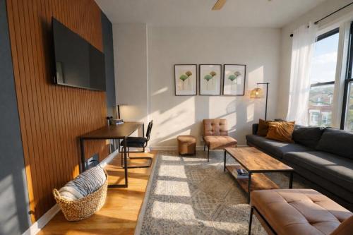 Flexhome Ukrainian Village • 2BR • Convenient Walkability · Sleeps 6 – khách sạn tại Wicker Park