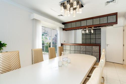 Elegant Family Villa in The Lakes - image 6