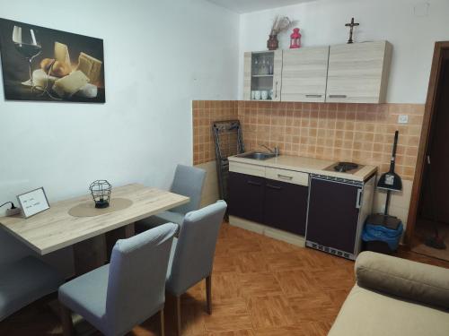 Apartments Ivo in Maļinska