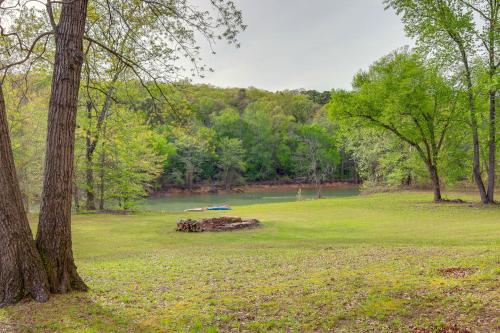 Gateway to Greers Ferry Lake! Cozy Couple's Escape