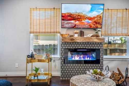 Charming Farmhouse Cozy Fireplace and Bathtub - image 9