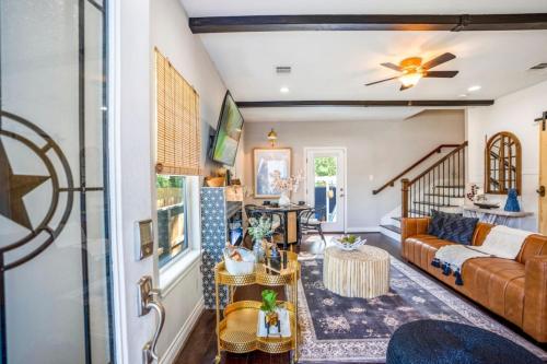 Charming Farmhouse Cozy Fireplace and Bathtub - image 14