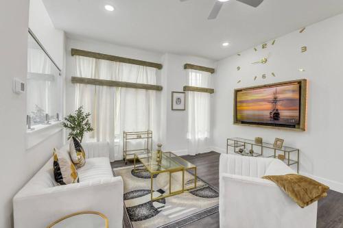 Luxe 3 BR with Garage and Patio 5 minutes away from NRG and Med Center - image 14