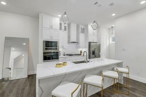 Luxe 3 BR with Garage and Patio 5 minutes away from NRG and Med Center - image 7