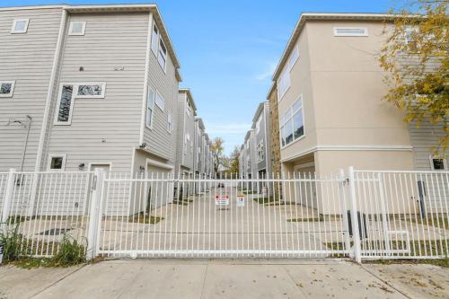 Luxe 3 BR with Garage and Patio 5 minutes away from NRG and Med Center - image 5
