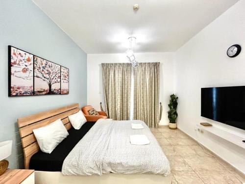 Bright Studio in Prime JVC Location - image 3