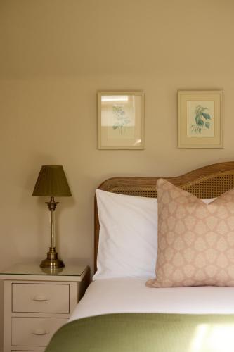 Great Ashley Farm Shepherds Huts and Cottage chambre d'hôte Avoncliff Railway Station