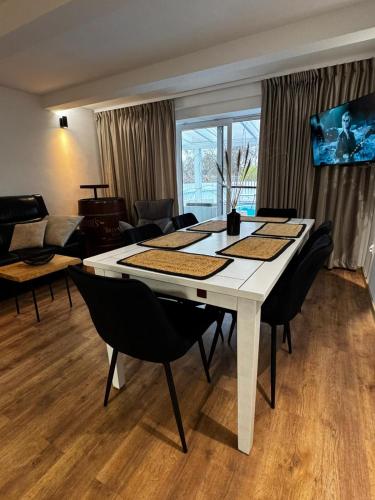 Domek wakacyjny z podgrzewanym basenem i jacuzzi pod gwiazdami, Studnica, Ińsko, "THerapeutica" (Domek wakacyjny z podgrzewanym basenem i jacuzzi pod gwiazdami, Studnica, Insko, "THerapeutica") in Kanice