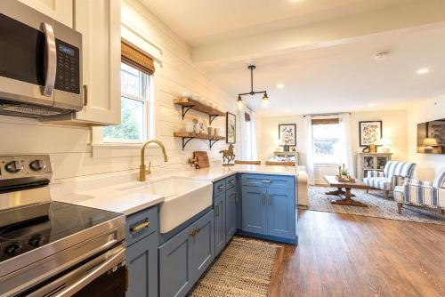 Downtown Luxury Farmhouse Apartment #3 in West Dundee, USA