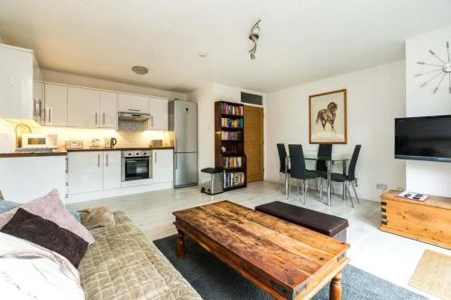 Luxury Islington Apartment with Balcony Islington - image 26