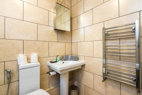 Luxury Islington Apartment with Balcony Islington - image 18