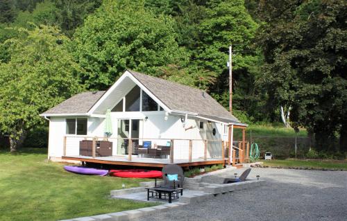 Exterior view, River Bend Cabin in Union (WA)