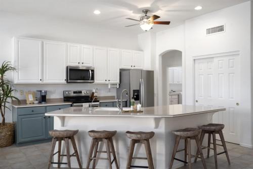 Gorgeous Lakefront Paradise w Pool & Views in Sun Lakes