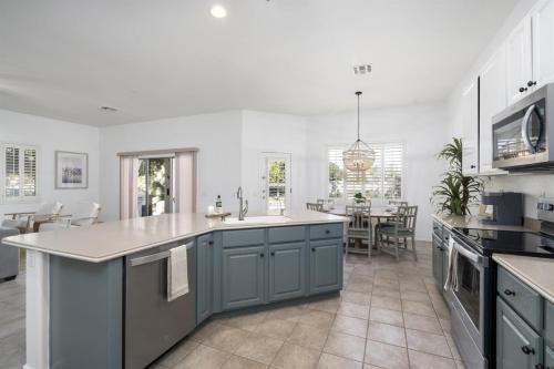 Gorgeous Lakefront Paradise w Pool & Views in Sun Lakes