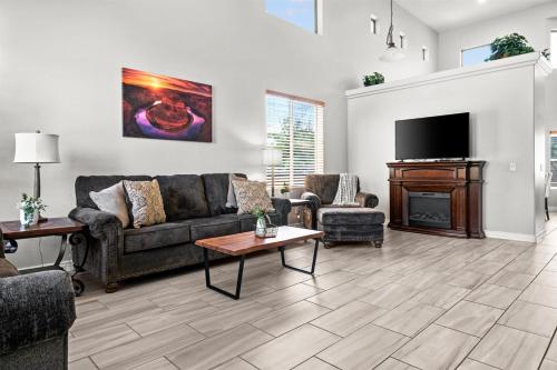 Tiki Bar & Heated Pool Relax & Unwind in Goodyear