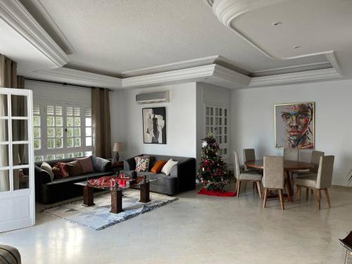 Charming 600sqm villa with a large garden pool in Tunis